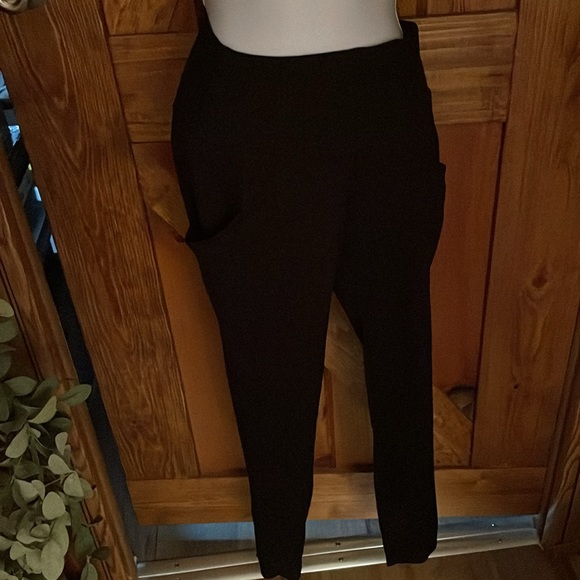 Black Pocket Leggings - Picture 10 of 12